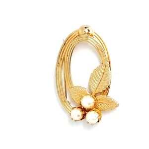 Vintage Gold Tone Wreath Faux Pearl Holly Berries Leaf Wire Lapel Hat Pin Brooch